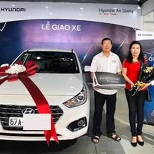 Bàn giao xe Hyundai cho khách hàng tại Thanh Hóa Bàn giao xe Hyundai cho khách hàng tại Thanh Hóa